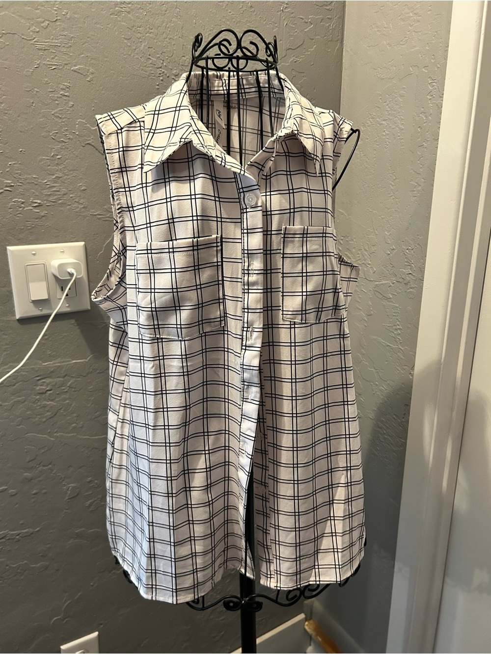 NY Collection White Sleeveless Plaid Button-Up Top